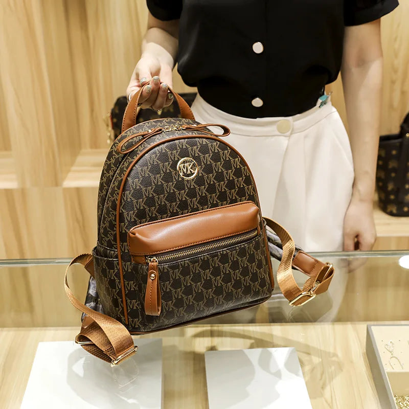 Interior slots and compartments of the bag